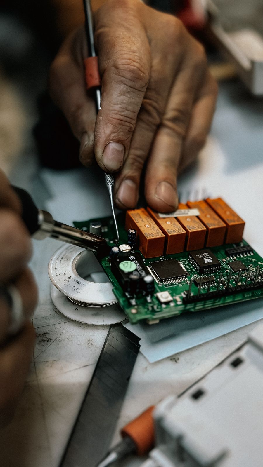Técnico soldando un componente en un circuito