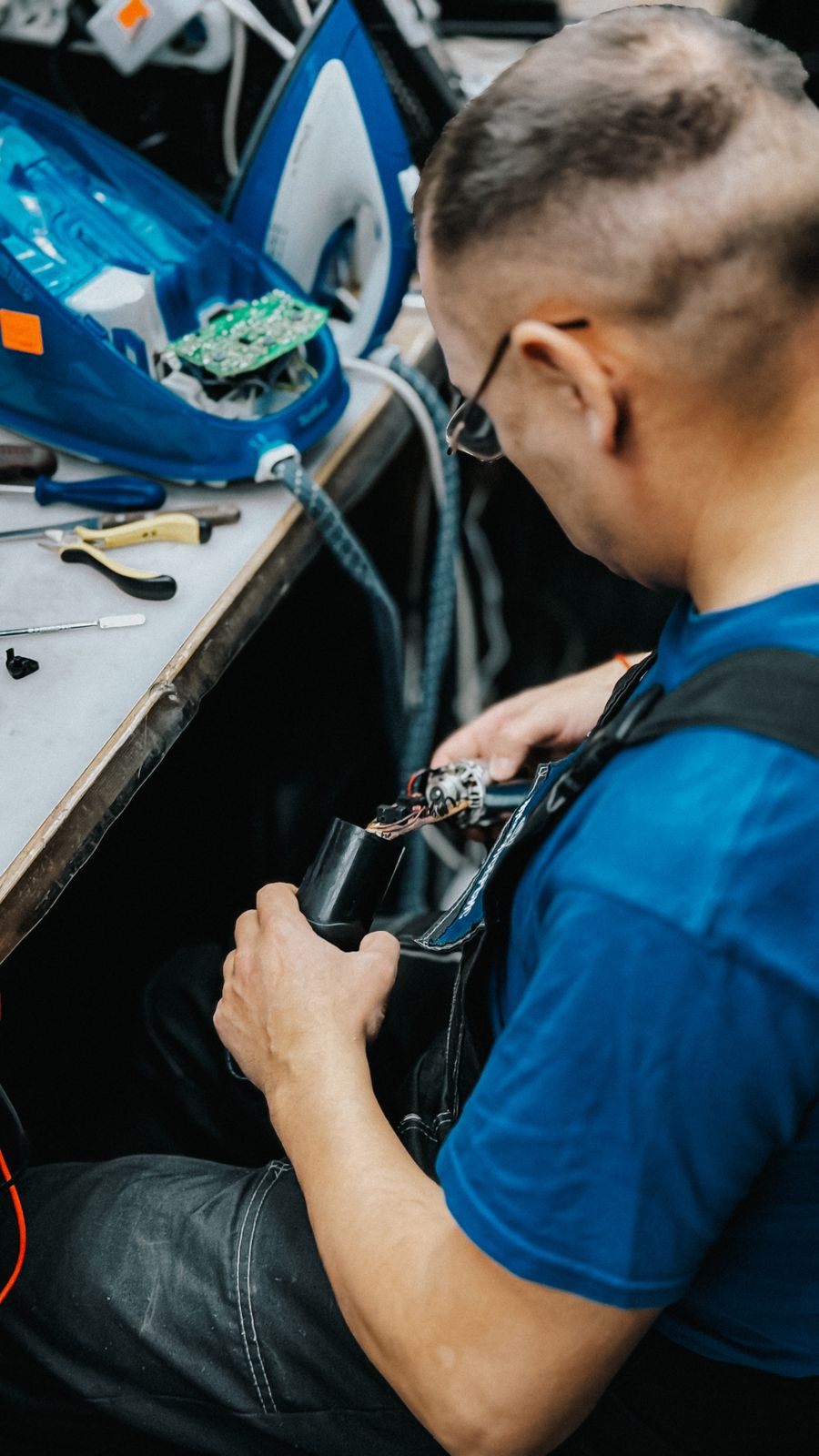 Técnico desarmando un equipo para diagnóstico