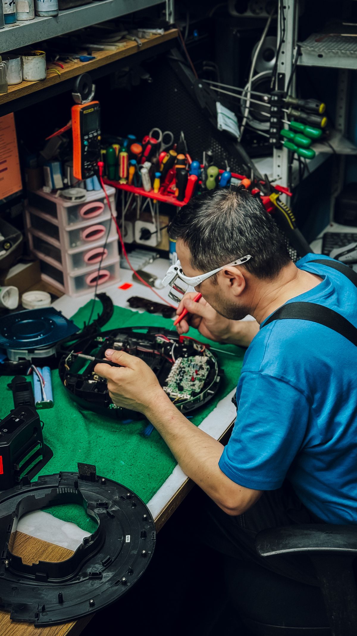 Técnico reparando un equipo electrónico